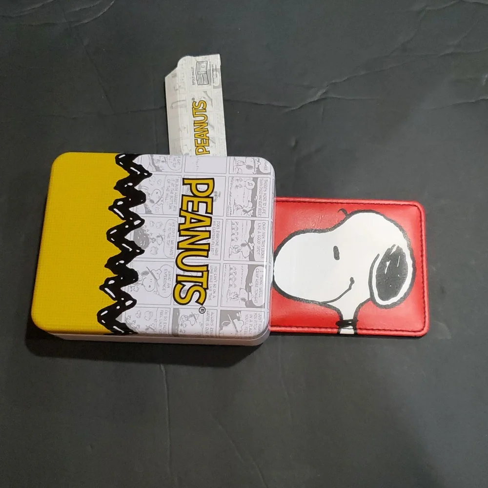 Peanuts Snoopy red oversized Snoopy printed bi-fold wallet in peanuts‎ tin case
